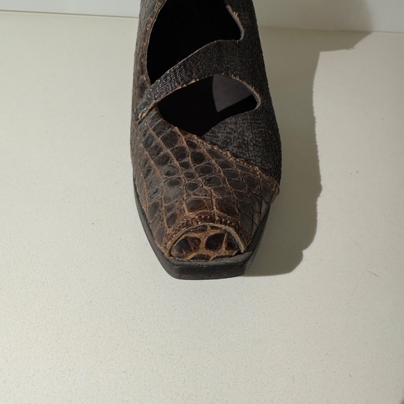 Cydwoq Handmade Vintage Shoes with 2 tone Leather & Copper Kitten Heel - Picture 10 of 11